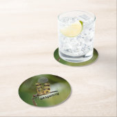 Goldene Libelle, individuell anpassbar grün Runder Pappuntersetzer (Vor Ort)