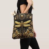 Goldene Libelle umgeben von Verzierter Blüte Tasche (Von Nahem)