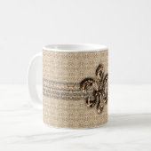 Goldene Lilie mit Cream Damask Muster Kaffeetasse (Vorderseite Links)
