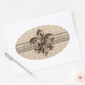 Goldene Lilie mit Cream Damask Muster Ovaler Aufkleber (Umschlag)