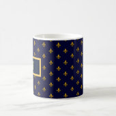 Goldene Lilie über Navy Blue Kaffeetasse (Mittel)