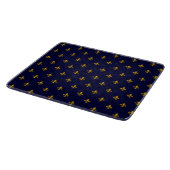 Goldene Lilie über Navy Blue Schneidebrett (Ecke)