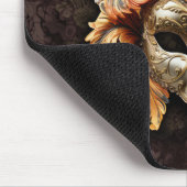 Goldene Löwenmaske mit orangen Federn Mousepad (Ecke)