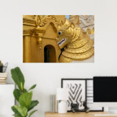 Goldene Löwenstatue am Tempel Poster (Heimbüro)