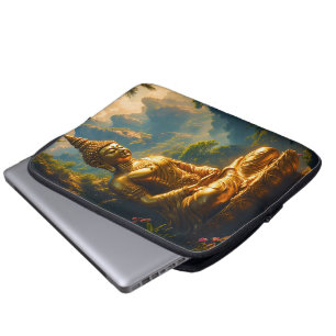 Goldene Meditation in den thailändischen Gipfeln Laptopschutzhülle