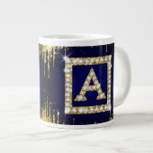Goldene Monogramm-Initiale A mit blauem Glitter Jumbo-Tasse (Vorderseite Rechts)