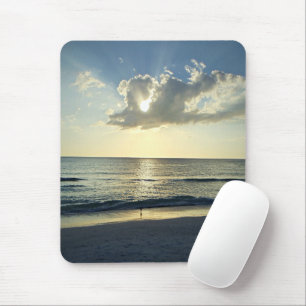 Goldene Morgendämmerung an den Wellen Mousepad
