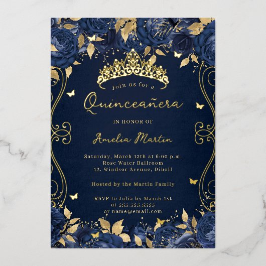 Goldene Navy Swirl Scroll Floral Quinceanera Folieneinladung (Vorderseite)