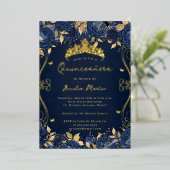 Goldene Navy Swirl Scroll Floral Quinceanera Folieneinladung (Stehend vorne)