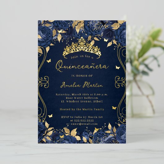 Goldene Navy Swirl Scroll Floral Quinceanera Folieneinladung (Stehend vorne)