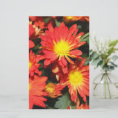 Goldene, orangefarbene Blume. Briefpapier (Stehend Vorderseite)