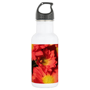 Goldene, orangefarbene Gänseblümchen. Edelstahlflasche