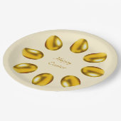 Goldene Ostereier auf Beige Pappteller (Schrägansicht)