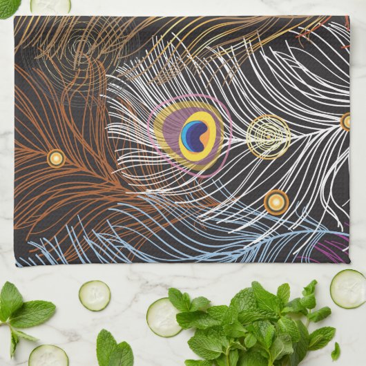 Goldene Pfauenfedern: dunkles Muster. Geschirrtuch (Gefaltet)