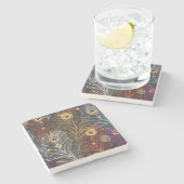 Goldene Pfauenfedern: dunkles Muster. Steinuntersetzer (Seitenansicht)