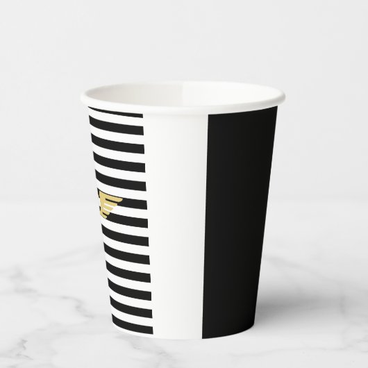 Goldene Pilotenflügel, schwarzweiße Streifen und G Pappbecher (Links)