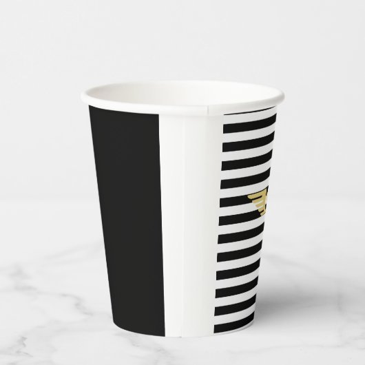 Goldene Pilotenflügel, schwarzweiße Streifen und G Pappbecher (Rechts)