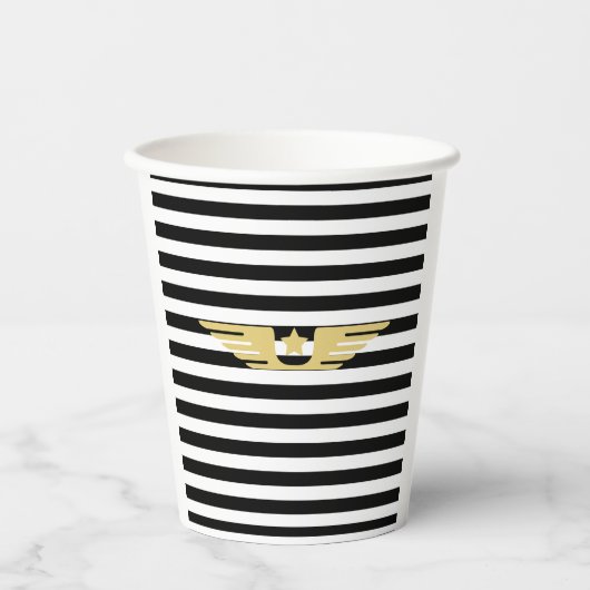 Goldene Pilotenflügel, schwarzweiße Streifen und G Pappbecher (Vorderseite)