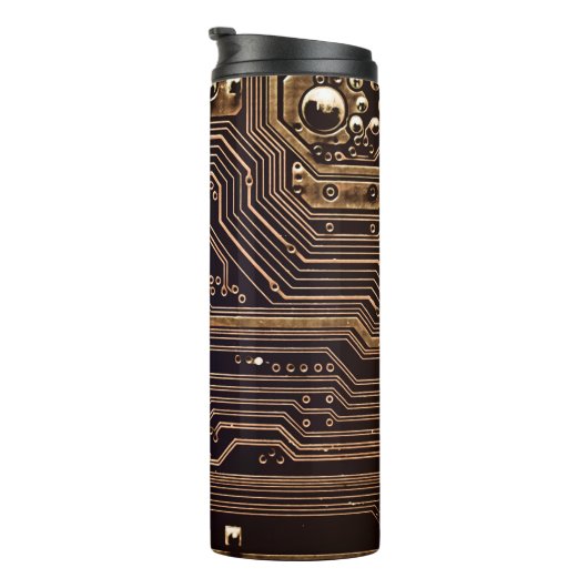 Goldene Platine. Elektronische Computerhardware Thermosbecher (Nach rechts gedreht)