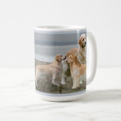 Goldene Retriever an der Strand-Tasse Kaffeetasse (VorderseiteRechts)