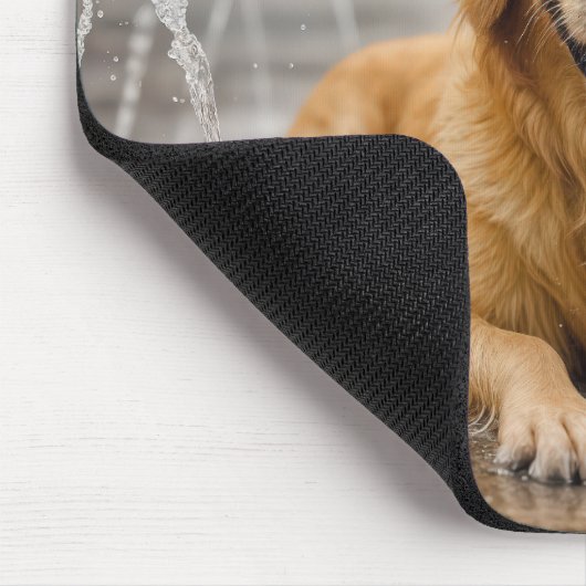 Goldene Retriever Kühlung in einem Splash Pad Mousepad (Ecke)
