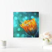 Goldene Ringelblume auf aquamarinem Bokeh Quadratische Wanduhr (Zuhause)