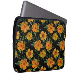 Goldene Ringelblume blüht auf Schwarz Laptopschutzhülle