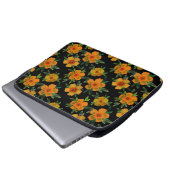 Goldene Ringelblume blüht auf Schwarz Laptopschutzhülle (Vorne Knopf)