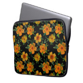 Goldene Ringelblume blüht auf Schwarz Laptopschutzhülle (Vorderseite Links)