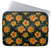 Goldene Ringelblume blüht auf Schwarz Laptopschutzhülle (Vorderseite)