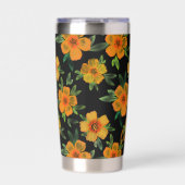Goldene Ringelblumenblüte mit schwarzem Hintergrun Thermobecher (Vorderseite)