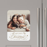 Goldene romantische Kalligrafie Frohe Weihnachtsze Magnet<br><div class="desc">Romantischer und eleganter Foto Küchenmagnet. Für eine erweiterte Anpassung dieses Designs klicken Sie bitte auf den Link Weitere anpassen,  um den Schriftart,  die Größe,  die Farbe usw. zu ändern.</div>