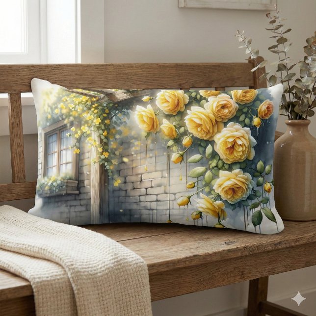 Goldene Rose auf der Rustikalen Steinmauer Hütte Lendenkissen (Golden Roses on Rustic Stone Cottage Wall Lumbar Pillow Mockup A.)