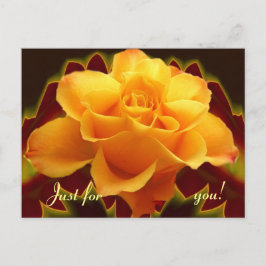 Goldene Rose auf stilisierten Blättern Postkarte