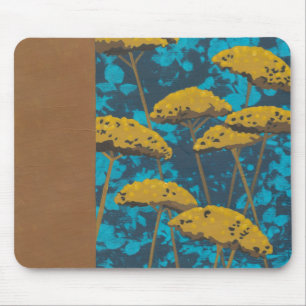 Goldene Schafgarbe-Garten mit blauem Hintergrund Mousepad