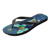 Goldene Schmetterlinge auf blauem Hintergrund Badesandalen (Schrägansicht)