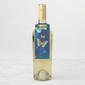Goldene Schmetterlinge auf blauem Hintergrund Flaschenanhänger (Auf Flasche)
