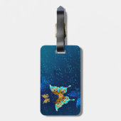 Goldene Schmetterlinge auf blauem Hintergrund Gepäckanhänger (Rückseite vertikal)