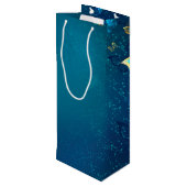 Goldene Schmetterlinge auf blauem Hintergrund Geschenktüte Für Weinflaschen (Rückseite Schrägansicht)