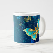 Goldene Schmetterlinge auf blauem Hintergrund Jumbo-Tasse (Vorderseite Rechts)