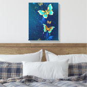 Goldene Schmetterlinge auf blauem Hintergrund Leinwanddruck (Insitu (Schlafzimmer))