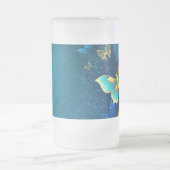 Goldene Schmetterlinge auf blauem Hintergrund Mattglas Bierglas (Mittel)