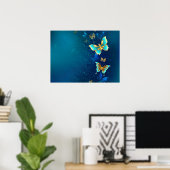 Goldene Schmetterlinge auf blauem Hintergrund Poster (Heimbüro)