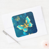 Goldene Schmetterlinge auf blauem Hintergrund Quadratischer Aufkleber (Umschlag)