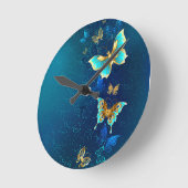 Goldene Schmetterlinge auf blauem Hintergrund Runde Wanduhr (Winkel)