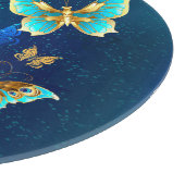 Goldene Schmetterlinge auf blauem Hintergrund Schneidebrett (Ecke)