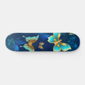 Goldene Schmetterlinge auf blauem Hintergrund Skateboard (Horizontal)