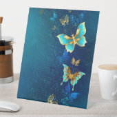 Goldene Schmetterlinge auf blauem Hintergrund Sockelschild (In Situ)