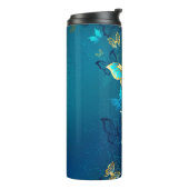 Goldene Schmetterlinge auf blauem Hintergrund Thermosbecher (Nach links gedreht)