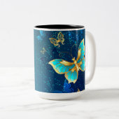 Goldene Schmetterlinge auf blauem Hintergrund Zweifarbige Tasse (VorderseiteRechts)